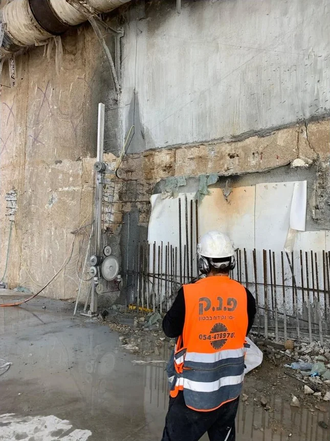 עובד פ.נ.ק מול פתח בטון מנוסר באתר